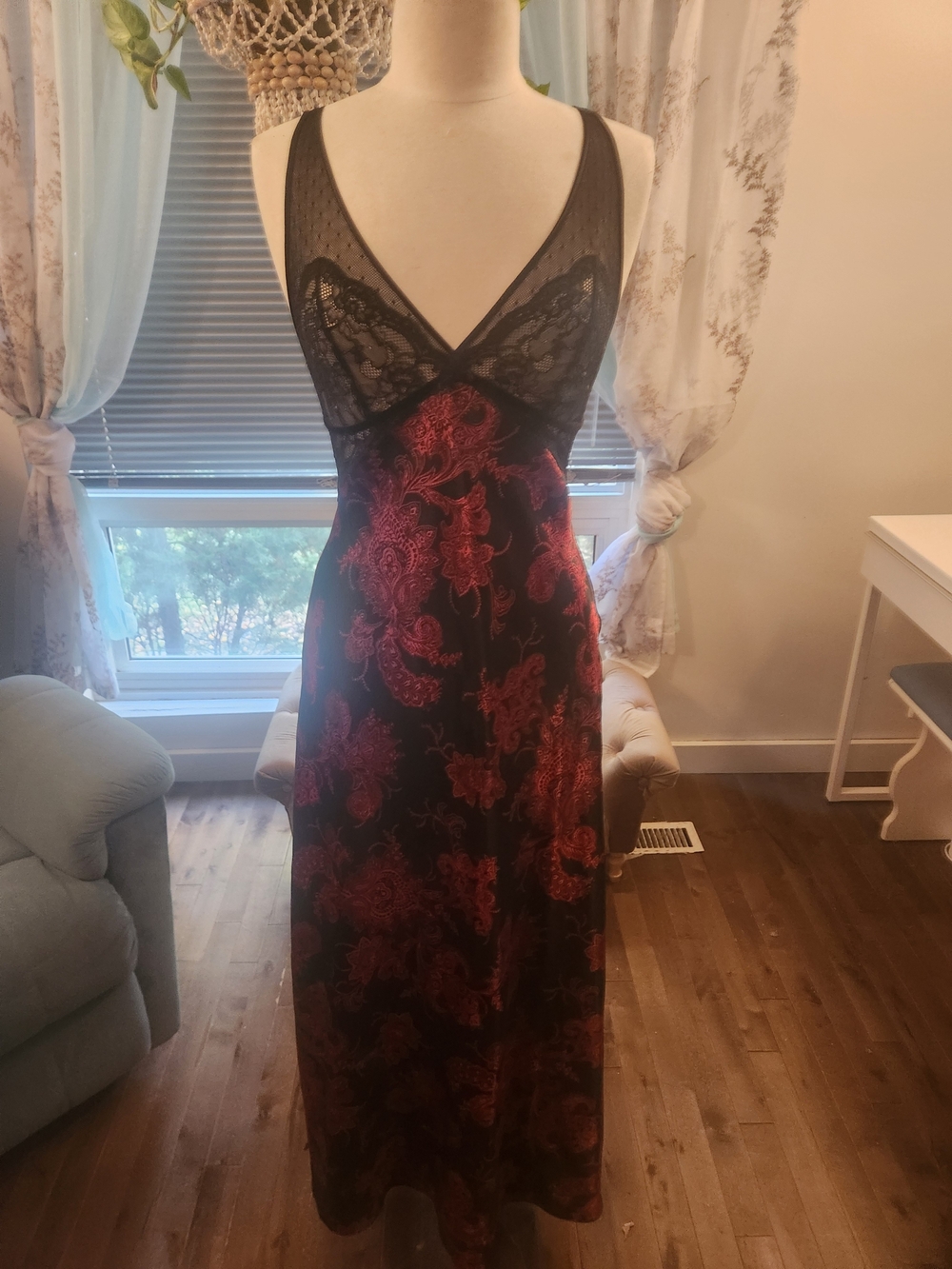 Lace-Trim Floral Satin Dress in Black and Red